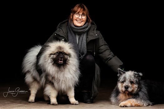 Frauchen mit ihren Hunden