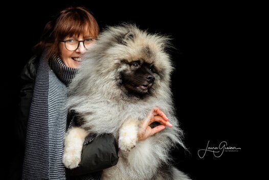 Wolfsspitz mit seinem Frauchen.Sie ist die Autorin dieses  Blogs.